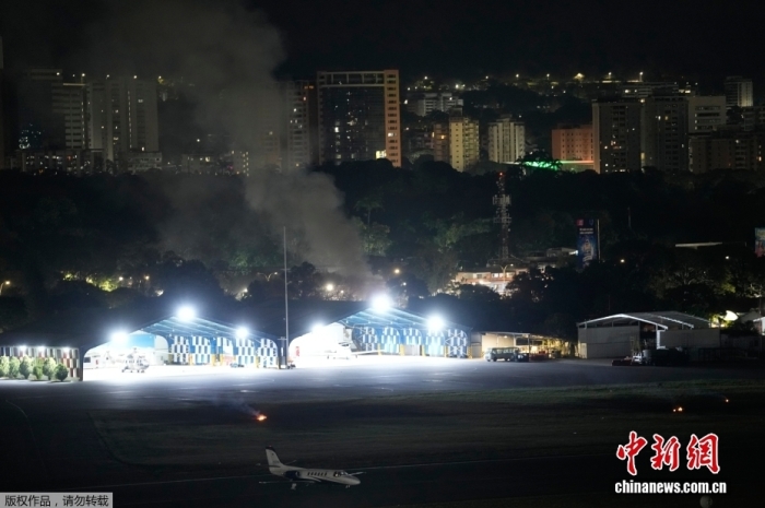 图为当地时间1月3日，委内瑞拉首都加拉加斯一机场发生爆炸，现场烟雾升腾。