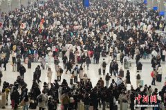 河南郑州铁路迎来元旦假期返程高峰